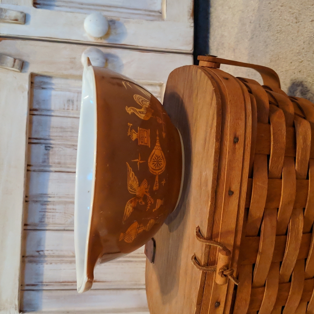 Vintage, Pyrex ,1 1/2 qt Early American Cinderella mixing bowl.